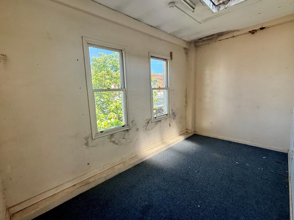 Lot: 84 - A PAIR OF VACANT COMMERCIAL PROPERTIES IN TOWN CENTRE - Room to front of first floor